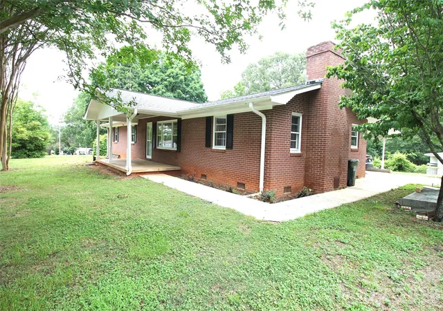 Photo 3 of Single family home for sale at 203 Ratchford Farm Rd, Gastonia, NC 28056 | MLS# 4390648 | Listing updated on 2026-09-17