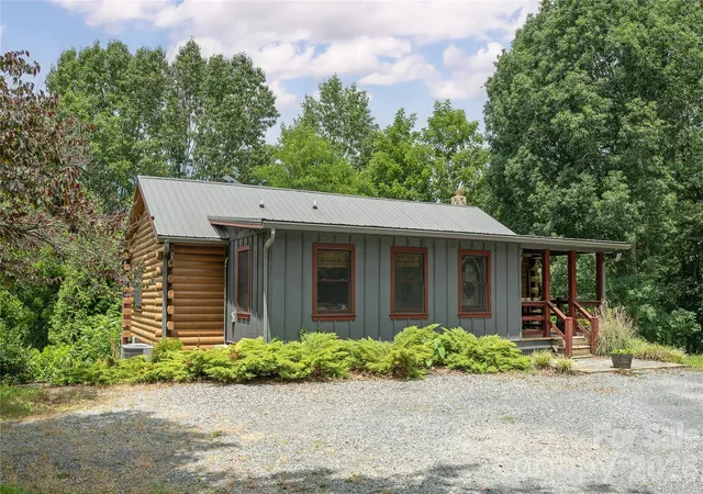 Photo 3 of Single family home for sale at 47 Buchanan Ln, Canton, NC 28716 | MLS# 4392413 | Listing updated on 2026-09-16