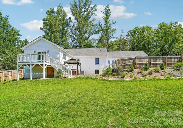 Photo 4 of Single family home for sale at 28 Ridgefield Pl, Asheville, NC 28803 | MLS# 4393041 | Listing updated on 2026-10-01