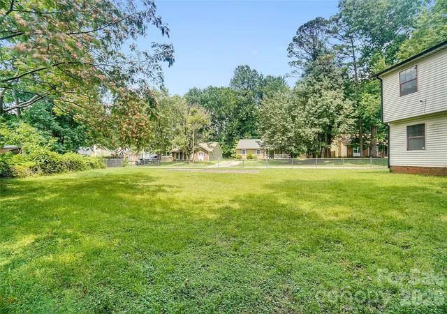 Photo 3 of Single family home for sale at 900 Highland Mist Ln, Charlotte, NC 28215 | MLS# 4393078 | Listing updated on 2026-09-17