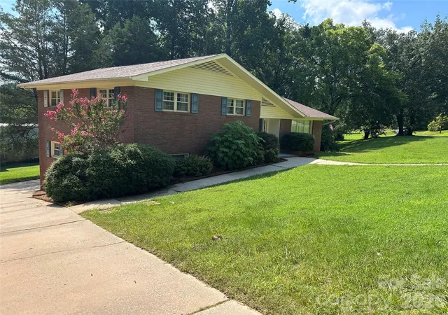 Photo 3 of Single family home for sale at 347 Hatley Cir Ne, Concord, NC 28025 | MLS# 4393938 | Listing updated on 2026-09-26