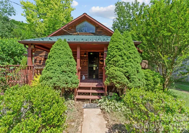 Photo 2 of Sale Pending at 30 Clover Ln, Burnsville, NC 28714 | MLS# 4395466 | Listing updated on 2026-09-11