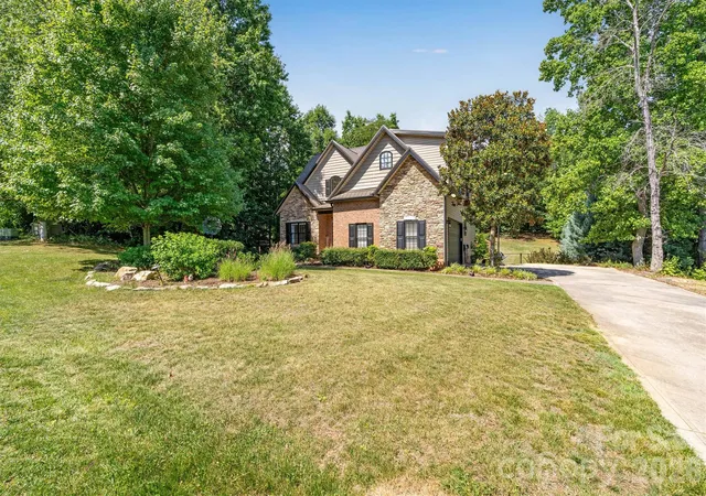 Photo 2 of Single family home for sale at 1915 Lynmore Dr, Sherrills Ford, NC 28673 | MLS# 4397837 | Listing updated on 2026-09-08