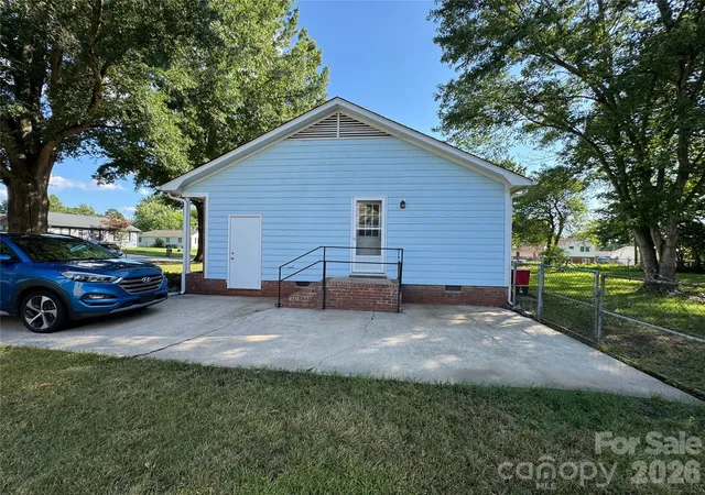 Photo 3 of Single family home for sale at 7644 Bramblewood Dr, Charlotte, NC 28217 | MLS# 4397950 | Listing updated on 2026-09-18