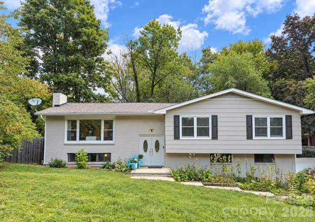 Photo 2 of Single family home for sale at 17 Rhododendron Pl, Asheville, NC 28805 | MLS# 4399647 | Listing updated on 2026-10-04
