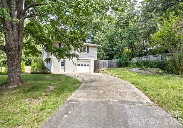 Photo 3 of Single family home for sale at 17 Rhododendron Pl, Asheville, NC 28805 | MLS# 4399647 | Listing updated on 2026-10-04
