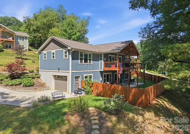 Photo 3 of Single family home for sale at 34 Aster Ridge Dr, Waynesville, NC 28786 | MLS# 4399718 | Listing updated on 2026-10-01