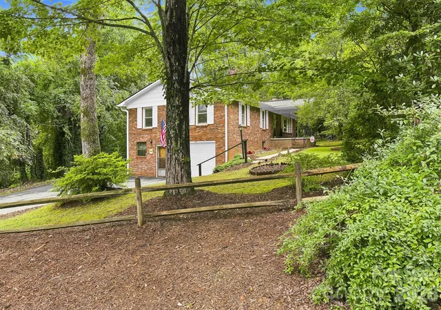 Photo 3 of Single family home for sale at 108 Arthur Ln, Hendersonville, NC 28791 | MLS# 4400429 | Listing updated on 2026-09-29