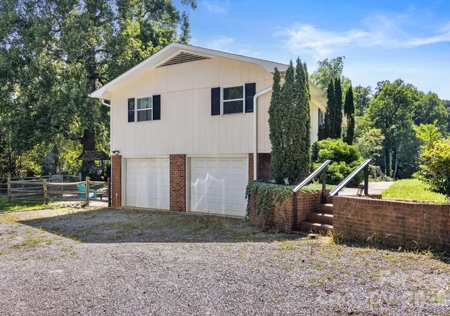 Photo 3 of Single family home for sale at 5225 Wolfe Rd, Hickory, NC 28601 | MLS# 4406711 | Listing updated on 2026-09-17