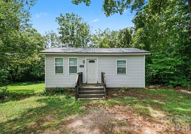 Photo 3 of Single family home for sale at 125 Gains Ln, Statesville, NC 28677 | MLS# 4407247 | Listing updated on 2026-09-29