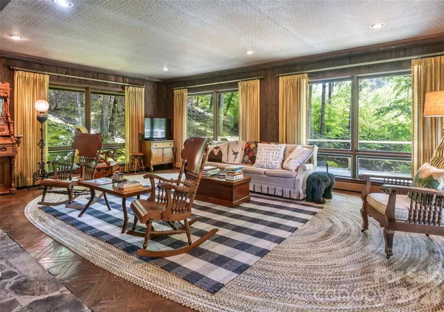 Photo 4 of Sale Pending at 511 Mcclure Crk Rd, Canton, NC 28716 | MLS# 4408133 | Listing updated on 2026-10-05