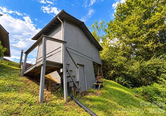 Photo 3 of Single family home for sale at 139 N Ridge Dr, Waynesville, NC 28785 | MLS# 4408515 | Listing updated on 2026-10-06