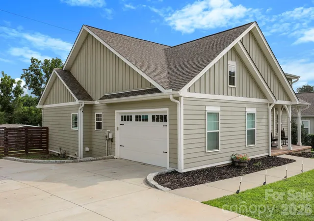 Photo 2 of Single family home for sale at 8 Vedder Way, Swannanoa, NC 28778 | MLS# 4408516 | Listing updated on 2026-09-08