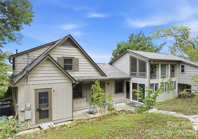 Photo 3 of Single family home for sale at 279 Longview Dr, Waynesville, NC 28786 | MLS# 4409921 | Listing updated on 2026-10-09