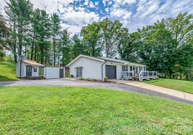 Photo 2 of Single family home for sale at 7 Southwicke Dr, Arden, NC 28704 | MLS# 4410786 | Listing updated on 2026-09-27