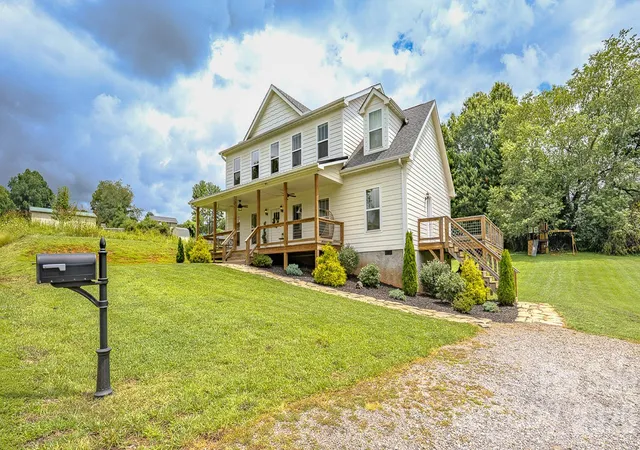 Photo 2 of Single family home for sale at 160 Ridge View Dr, Clyde, NC 28721 | MLS# 4411209 | Listing updated on 2026-09-17