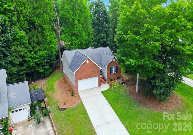 Photo 3 of Single family home for sale at 1008 Raywood Ct, Matthews, NC 28104 | MLS# 4411795 | Listing updated on 2026-10-03
