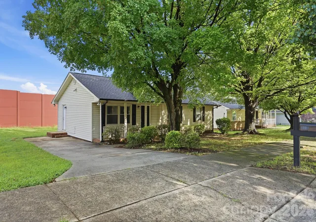 Photo 2 of Single family home for sale at 1501 Whisnant St, Charlotte, NC 28206 | MLS# 4412296 | Listing updated on 2026-09-17