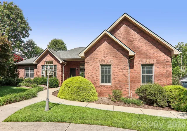 Photo 3 of Single family home for sale at 28 Tudor Crescent Ct, Hendersonville, NC 28739 | MLS# 4412513 | Listing updated on 2026-09-16