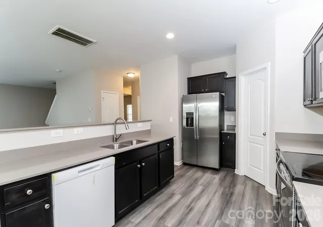 Photo 4 of Single family home for sale at 6237 Sydney Mae Ln, Charlotte, NC 28262 | MLS# 4413394 | Listing updated on 2026-09-09