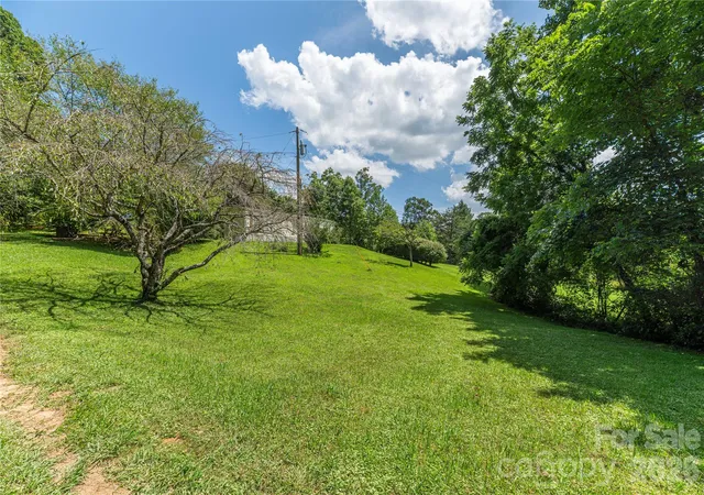 Photo 3 of Single family home for sale at 124 Sayles Town Pl, Fairview, NC 28730 | MLS# 4415601 | Listing updated on 2026-09-24