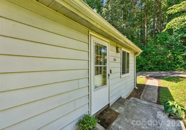 Photo 4 of Single family home for sale at 314 22Nd Street Ct Se, Hickory, NC 28602 | MLS# 4417234 | Listing updated on 2026-10-23