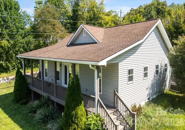 Photo 1 of Single family home for sale at 2 Elkmont Pl, Asheville, NC 28804 | MLS# 4417768 | Listing updated on 2026-10-07