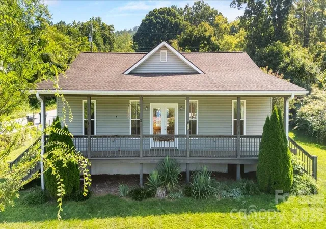 Photo 2 of Single family home for sale at 2 Elkmont Pl, Asheville, NC 28804 | MLS# 4417768 | Listing updated on 2026-10-07