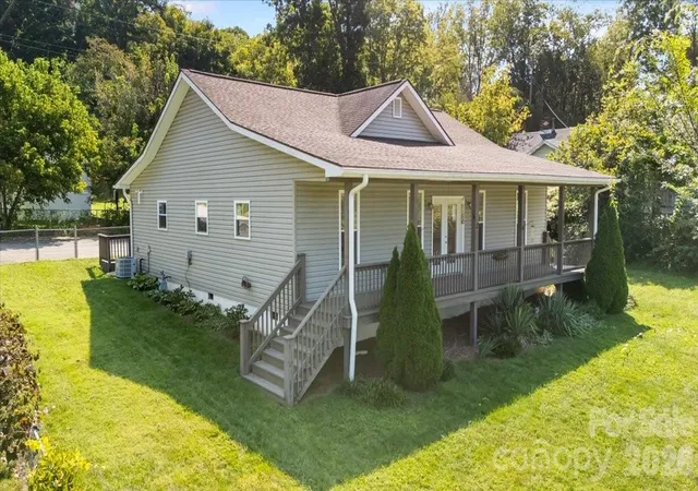 Photo 3 of Single family home for sale at 2 Elkmont Pl, Asheville, NC 28804 | MLS# 4417768 | Listing updated on 2026-10-07