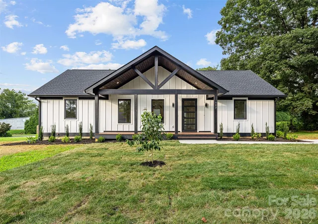 Photo 2 of Single family home for sale at 902 Narva Rd, Hendersonville, NC 28792 | MLS# 4419215 | Listing updated on 2026-09-09