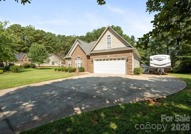 Photo 3 of Single family home for sale at 136 Gibralter Point Rd, Dallas, NC 28034 | MLS# 4420385 | Listing updated on 2026-10-01