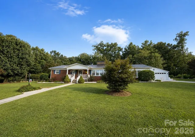 Photo 4 of Single family home for sale at 105 Merrywood Dr, Lenoir, NC 28645 | MLS# 4420683 | Listing updated on 2026-09-17