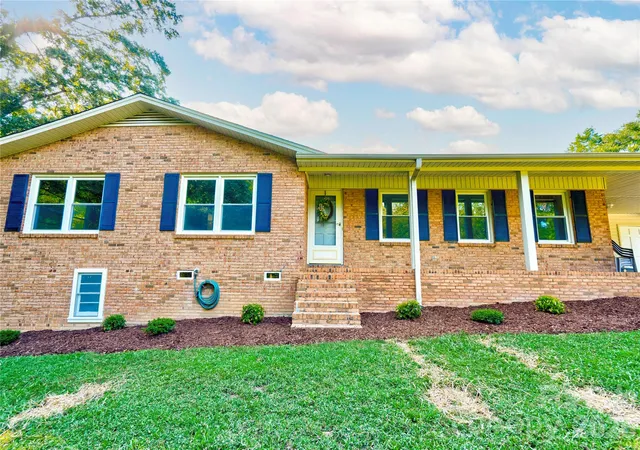 Photo 3 of Single family home for sale at 113 Idlewood Ct, Kings Mountain, NC 28086 | MLS# 4421080 | Listing updated on 2026-09-08