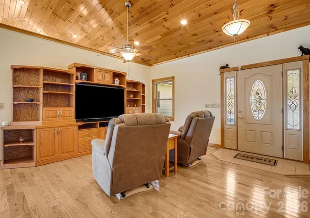 Photo 3 of Single family home for sale at 20 Stony Crst Dr, Spruce Pine, NC 28777 | MLS# 4421947 | Listing updated on 2026-09-09