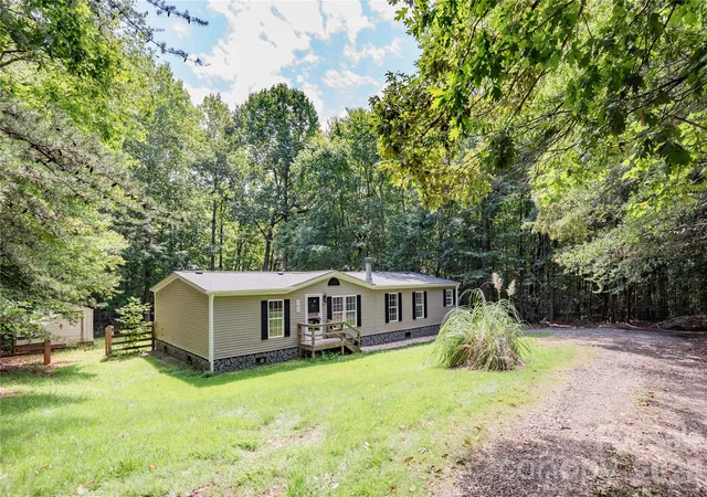 Photo 2 of Single family home for sale at 141 Tommys Ln, Mooresville, NC 28117 | MLS# 4422001 | Listing updated on 2026-09-21