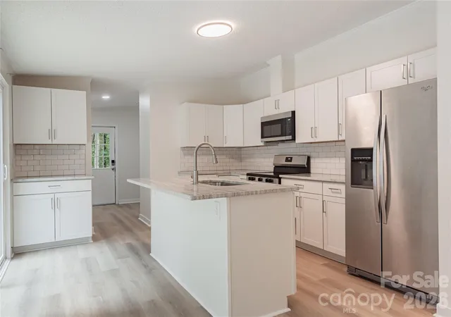 Photo 4 of Single family home for sale at 141 Tommys Ln, Mooresville, NC 28117 | MLS# 4422001 | Listing updated on 2026-09-21