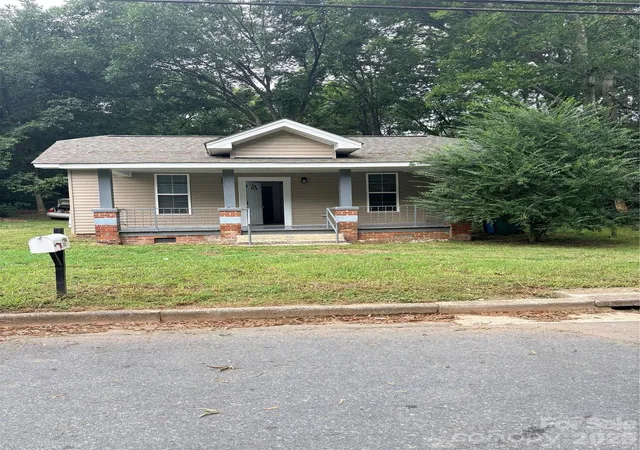 Photo 1 of Single family home for sale at 729 Austin St, Albemarle, NC 28001 | MLS# 4422361 | Listing updated on 2026-09-09