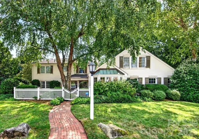 Photo 1 of Sale Pending at 2200 Queens Rd E, Charlotte, NC 28207 | MLS# 4422413 | Listing updated on 2026-09-09
