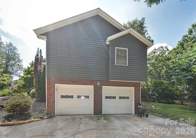 Photo 2 of Single family home for sale at 1861 Plaza Dr, Hickory, NC 28602 | MLS# 4422567 | Listing updated on 2026-09-17