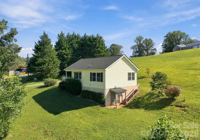 Photo 2 of Single family home for sale at 117 Ho Hum Way, Leicester, NC 28748 | MLS# 4422890 | Listing updated on 2026-10-07