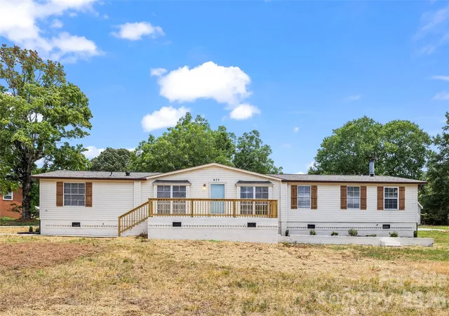 Single family home for sale at 625 Lakeview Rd, Salisbury, NC 28147 | MLS# 4423729 | Listing updated on 2026-09-17