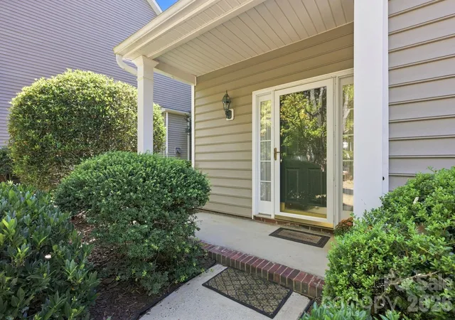 Photo 1 of Single family home for sale at 10018 Glencrest Dr, Huntersville, NC 28078 | MLS# 4424147 | Listing updated on 2026-10-03