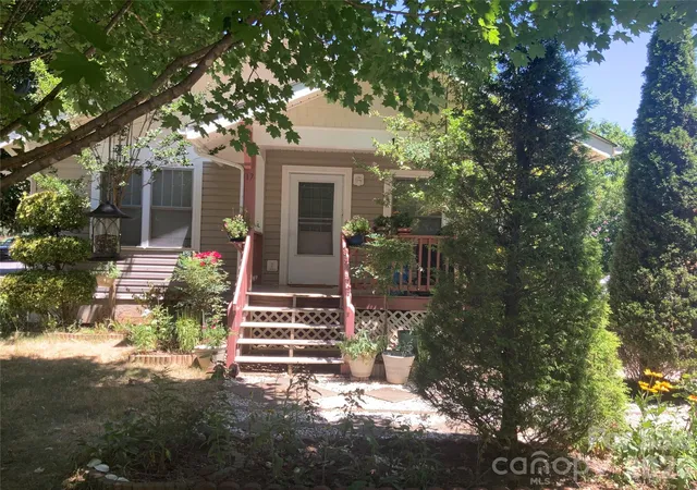 Photo 2 of Single family home for sale at 17 Buttonwood Ct, Asheville, NC 28806 | MLS# 4424729 | Listing updated on 2026-09-16