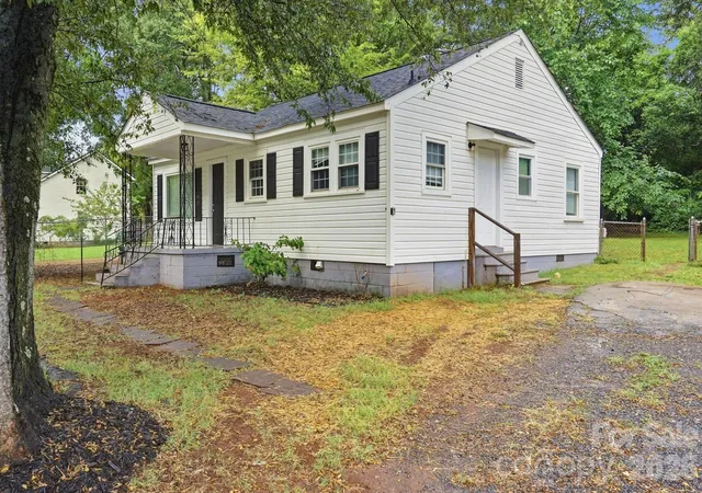 Photo 2 of Single family home for sale at 2955 Amay James Ave, Charlotte, NC 28208 | MLS# 4424742 | Listing updated on 2026-09-16