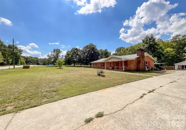 Photo 4 of Single family home for sale at 3304 Griffith Rd, Monroe, NC 28112 | MLS# 4424980 | Listing updated on 2026-09-17