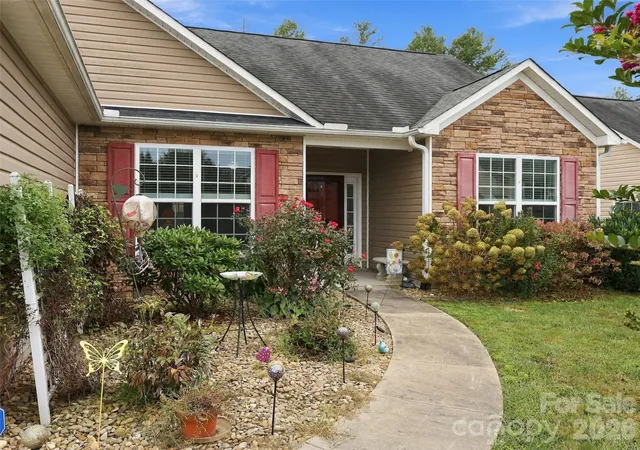 Photo 2 of Single family home for sale at 78 Brookstone Ct, Hendersonville, NC 28792 | MLS# 4425123 | Listing updated on 2026-09-25