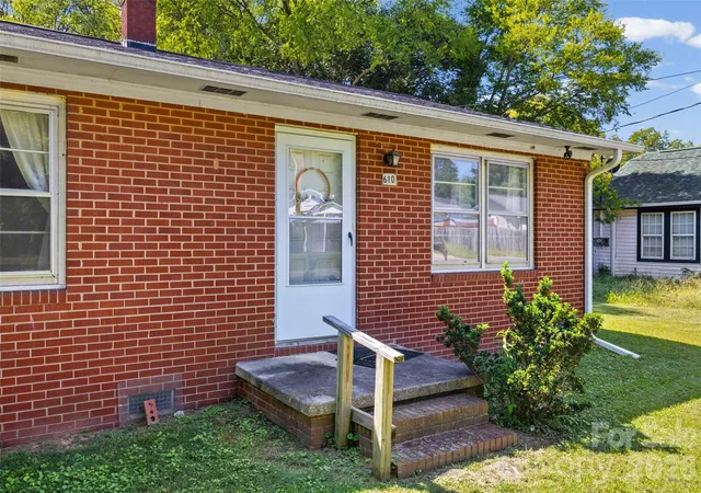 Photo 3 of Sale Pending at 610 Union Cemetery Rd Sw, Concord, NC 28027 | MLS# 4425181 | Listing updated on 2026-09-20