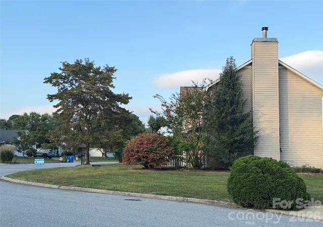 Photo 3 of Single family home for sale at 59 Southchase Dr, Fletcher, NC 28732 | MLS# 4425720 | Listing updated on 2026-10-01