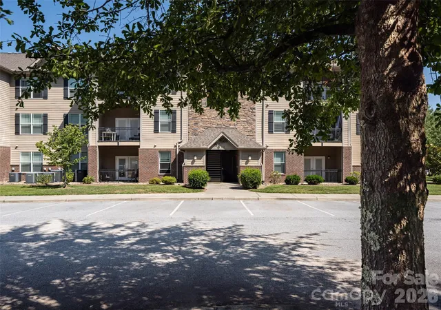 Listing Photo 4 - Condo for sale in building located at 91 Brickton Vlg Cir, Fletcher, NC 28732 - Unit #103