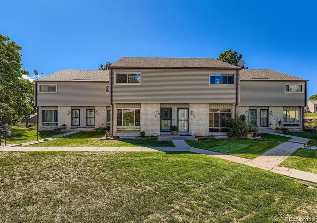 Photo 2 of Townhouse for sale at 4234 W Pondview Dr, Littleton, CO 80123 | MLS# 8808517 | Listing updated on 2026-09-17